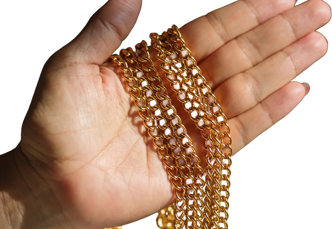 Mano con cadenas de oro